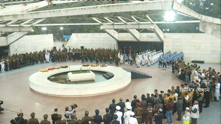 জিয়াউর রহমানের পাশে চিরনিদ্রায় শায়িত খালেদা জিয়া জিয়াউর রহমানের পাশে চিরনিদ্রায় শায়িত খালেদা জিয়া