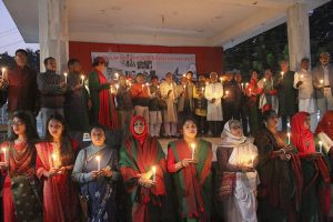 বীর শহীদদের স্মরণে যশোরে মোমবাতি প্রজ্বলন