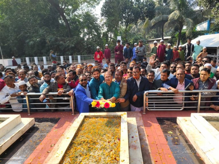 বিজয় দিবসে বীরশ্রেষ্ঠ নুর মোহাম্মদের সমাধিতে মফিকুল হাসান তৃপ্তির শ্রদ্ধা