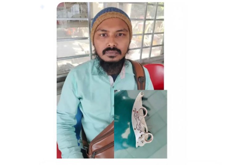 যশোর সদর হাসপাতালে বার্মিজ চাকু নিয়ে যুবক আটক