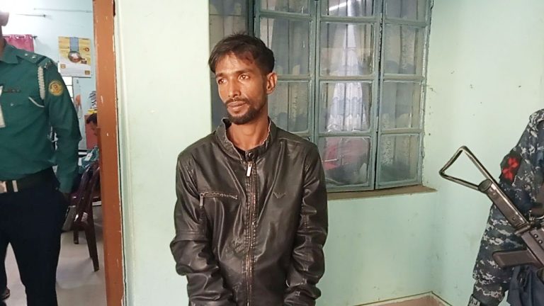 খুলনার কুখ্যাত চাঁদাবাজ ‘চিংড়ি পলাশ’ যশোরে র‌্যাবের হাতে আটক