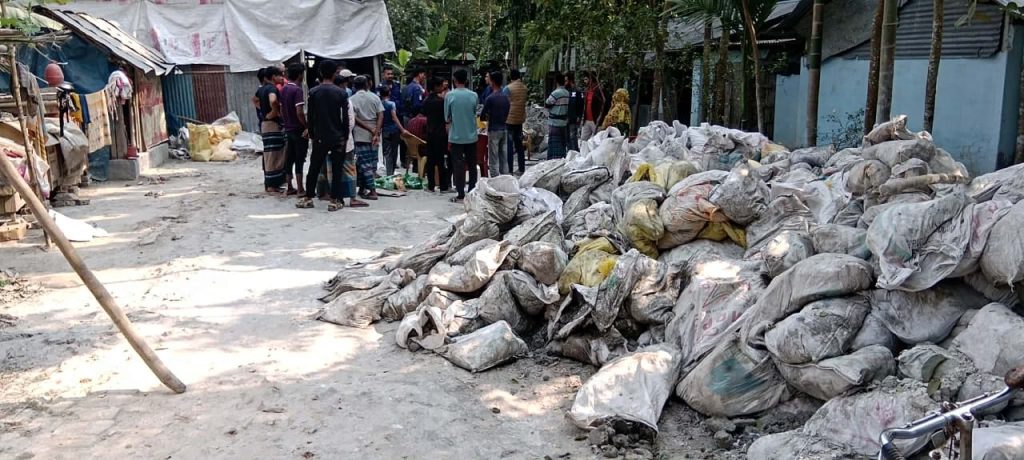 নামি ব্র্যান্ডের মোড়কে সিমেন্ট, চুন ও মাটি দিয়ে তৈরি নকল সার জব্দ