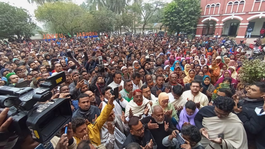 অনিন্দ্য ইসলাম অমিতের মনোনয়নপত্র জমা দেওয়ার পর যশোর কালেক্টরেট চত্বরে দাঁিড়য়ে গুরুতর অসুস্থ বিএনপি চেয়ারপার্সন সাবেক প্রধানমন্ত্রী বেগম খালেদা জিয়ার সুস্থতা কামনায় বিশেষ দুয়া ও মুনাজাত করেন বিএনপি ও অঙ্গ-সহযোগী সংগঠনের নেতা-কর্মীরা। 