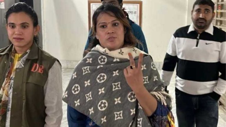 ‘ফেসবুকে সরব’ যশোর মহিলা লীগ নেত্রী মহুয়া গ্রেপ্তার ‘ফেসবুকে সরব’ যশোর মহিলা লীগ নেত্রী মহুয়া গ্রেপ্তার