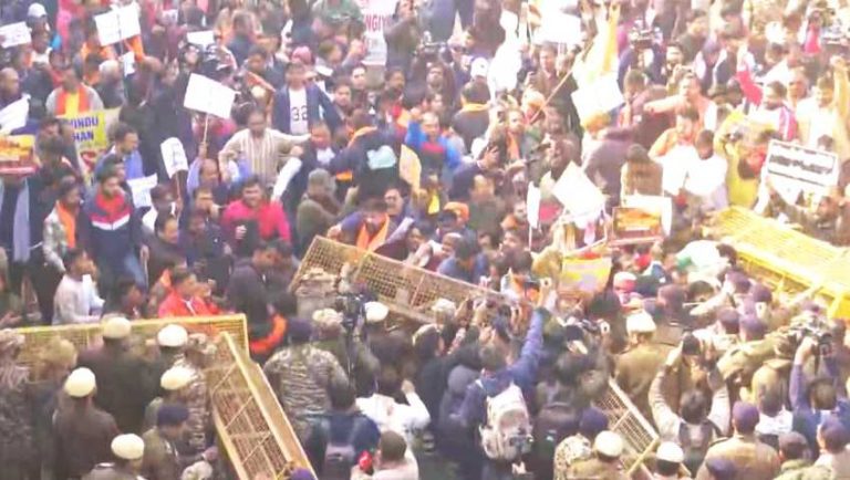 দিল্লিতে হিন্দুত্ববাদীরদের ব্যারিকেড ভাঙে বাংলাদেশ হাইকমিশনে ঢোকার চেষ্টা !