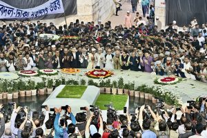শহীদ রাষ্ট্রপতি জিয়াউর রহমানের ৯০তম জন্মবার্ষিকীতে কবরে শ্রদ্ধা