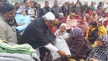 যশোরে শীতের সকালে খালেদা জিয়ার জন্য অশ্রুসিক্ত দোয়া, শ্রমজীবী মানুষের গায়ে জড়ানো হলো ভালোবাসার কম্বল