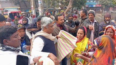 শৈত্যপ্রবাহের সকালে লালদীঘি পাড়ে মানবিক উষ্ণতা—শ্রমজীবী মানুষের গায়ে জড়াল সহমর্মিতার কম্বল