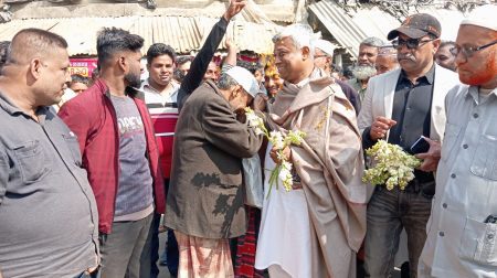 হিন্দু–মুসলিমের ফুলেল শুভেচ্ছায় শানতলা গ্রাম থেকে প্রচারণা শুরু অমিতের