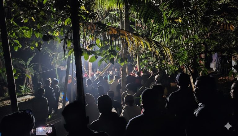 জানাজা শেষে বাগেরহাটের কারাবন্দী ছাত্রলীগ নেতার স্ত্রী-সন্তানকে পাশাপাশি দাফন