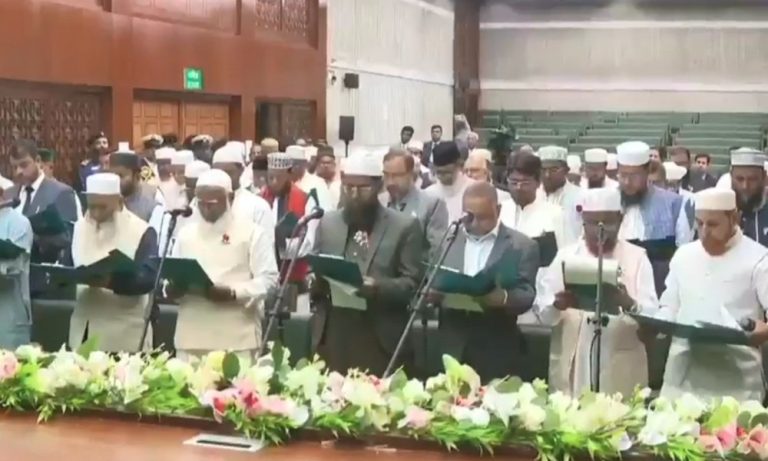 সকালে ‘না’ বলার পর দুপুরে শপথ নিলেন জামায়াতের সংসদ সদস্যরা সকালে ‘না’ বলার পর দুপুরে শপথ নিলেন জামায়াতের সংসদ সদস্যরা