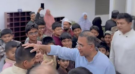 জুমা শেষে শিশুদের সঙ্গে প্রধানমন্ত্রীর খুনসুটি, ‘আংকেল, রোজা রাখছেন?’