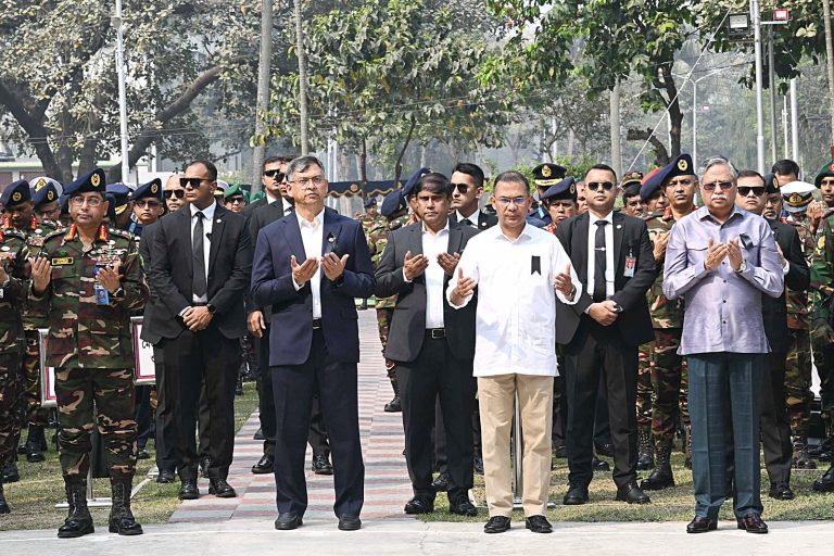 পিলখানা ট্র্যাজেডি : শহীদদের প্রতি শ্রদ্ধা জানালেন রাষ্ট্রপতি ও প্রধানমন্ত্রী