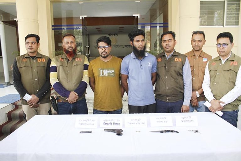 মনিরামপুরে আলোচিত রানা প্রতাপ হত্যাকাণ্ডে স্যুটারসহ দুজন গ্রেফতার মনিরামপুরে আলোচিত রানা প্রতাপ হত্যাকাণ্ডে স্যুটারসহ দুজন গ্রেফতার