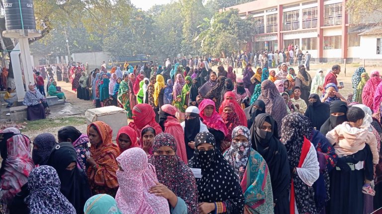 উৎসবের আমেজে শুরু যশোরে ত্রয়োদশ সংসদ নির্বাচন ও গণভোট নারী ভোটার