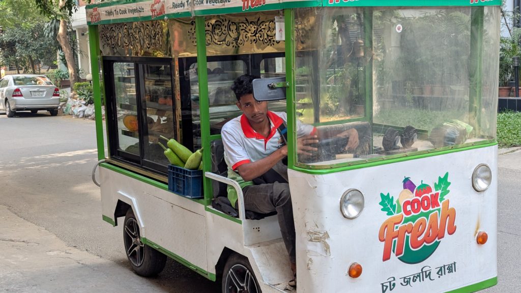 চাকরি ছেড়ে স্বপ্নের সবজি ব্যবসা : ব্যস্ত শহরের মানুষের ‘রেডি টু কুক’ স্বস্তি