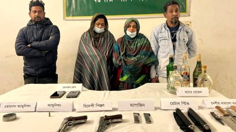 যশোরে আলোচিত অস্ত্র ব্যবসায়ী আরিফের বাড়িতে মধ্যরাতে যৌথ বাহিনীর অভিযান, অস্ত্র-মদ উদ্ধার যশোরে আলোচিত অস্ত্র ব্যবসায়ী আরিফের বাড়িতে মধ্যরাতে যৌথ বাহিনীর অভিযান, অস্ত্র-মদ উদ্ধার