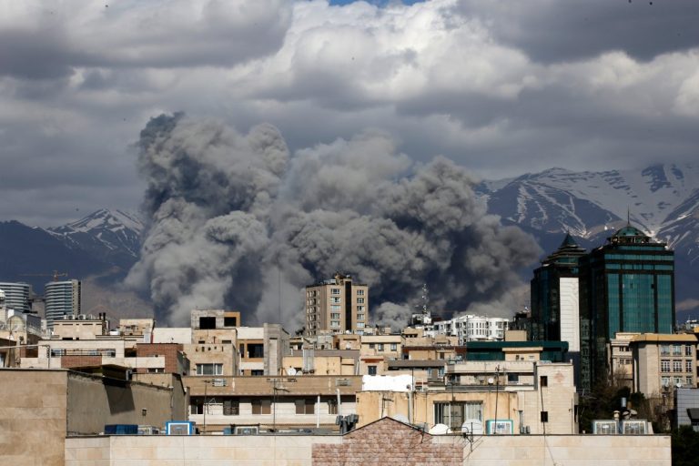 মার্কিন-ইসরাইলি হামলায় ইরানে নিহত ৫৫৫, কুয়েতে মার্কিন এফ-১৫ বিধ্বস্ত, সৌদির তেল শোধনাগারে আগুন