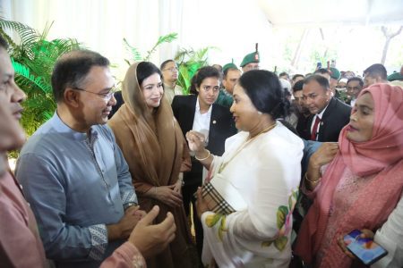 প্রধানমন্ত্রীর সঙ্গে ঈদ শুভেচ্ছা বিনিময় করতে ‘যমুনায়’ জনস্রোত