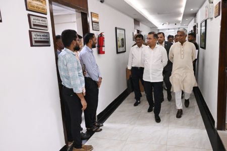 হেঁটে হেঁটে প্রধানমন্ত্রীর তদারকি