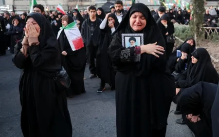 খামেনি নিহত; মধ্যপ্রাচ্যের ২৭ মার্কিন ঘাঁটিতে ইরানের বিপ্লবী গার্ড বাহিনীর পাল্টা হামলা