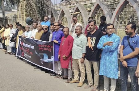 ২৭ বছরেও বিচার নেই : যশোরে উদীচী বোমা হামলার বিচারের দাবিতে মানববন্ধন