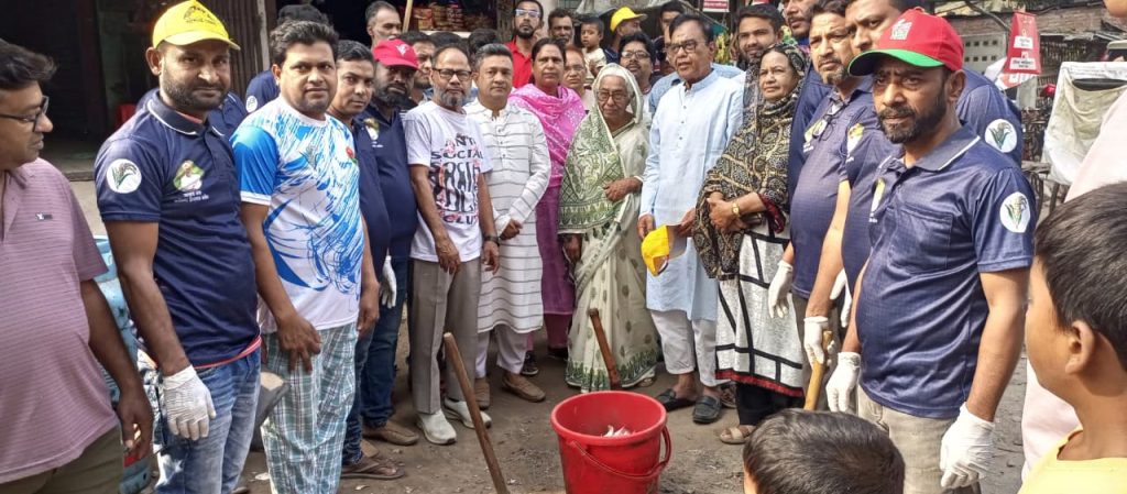 বিএনপির ভাইস চেয়ারম্যান অধ্যাপক নার্গিস বেগম যশোরের ঘোপ ৩ নং ওয়ার্ডে পরিচ্ছন্নতা কর্মসূচির উদ্বোধন করছেন