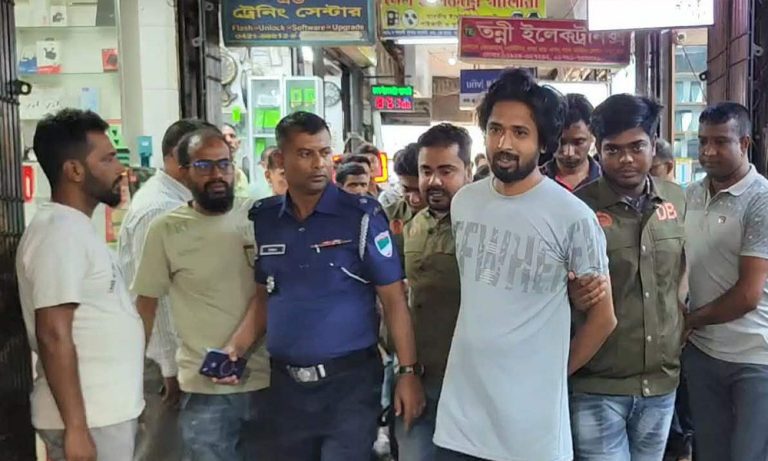 যশোরে মোবাইল দোকানে অভিযান : বিদেশি পিস্তলসহ যুবক আটক, ‘ফাঁসানোর’ অভিযোগ ব্যবসায়ীদের