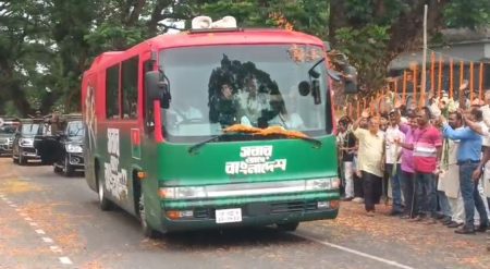 ৩০ কিলোমিটার রাস্তাজুড়ে প্রধানমন্ত্রীকে সংবর্ধনা