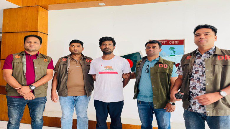 যশোরে শীর্ষ সন্ত্রাসী ‘খোঁড়া কামরুল’ গ্রেপ্তার যশোরে শীর্ষ সন্ত্রাসী ‘খোঁড়া কামরুল’ গ্রেপ্তার