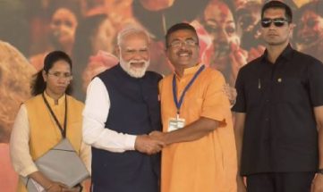 শপথ নিলেন মুখ্যমন্ত্রী শুভেন্দু, পিঠ চাপড়ে দিলেন মোদি
