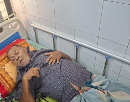 উন্নত চিকিৎসার জন্য ঢাকার পিজি হাসপাতালে ভর্তি বৃহত্তর যশোর অঞ্চলের মুজিব বাহিনীর প্রধান ও বীর মুক্তিযোদ্ধা আলী হোসেন মনি।