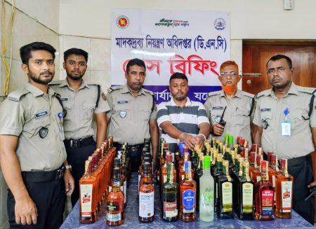 রাজার ঘরে মিলল ৮৮ বোতল বিদেশি মদের ভাণ্ডার রাজার ঘরে মিলল ৮৮ বোতল বিদেশি মদের ভাণ্ডার