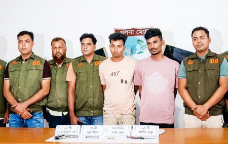 যশোরে অস্ত্রসহ শীর্ষ সন্ত্রাসী অনি আটক, উদ্ধার বিদেশি পিস্তল ও গুলি যশোরে অস্ত্রসহ শীর্ষ সন্ত্রাসী অনি আটক, উদ্ধার বিদেশি পিস্তল ও গুলি
