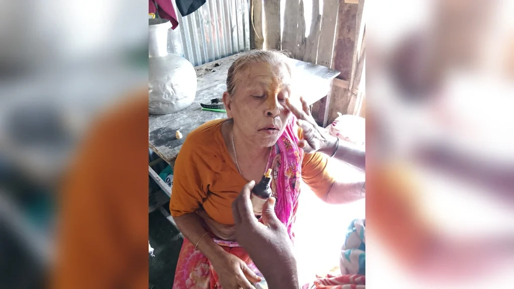 মায়ের কোলের ঋণ শোধ হলো লাথি-ঘুষিতে!