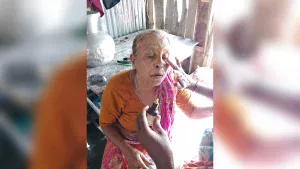 মায়ের কোলের ঋণ শোধ হলো লাথি-ঘুষিতে!