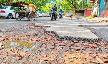 বর্ষায় ভাঙে সড়ক, সংস্কারে ঝরে কোটি টাকা! বর্ষায় ভাঙে সড়ক, সংস্কারে ঝরে কোটি টাকা!