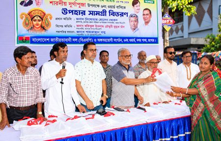 সনাতনীদের পূজার উপহার দিল ৬ নম্বর ওয়ার্ড বিএনপি সনাতনীদের পূজার উপহার দিল ৬ নম্বর ওয়ার্ড বিএনপি